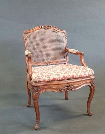 Fauteuil en bois sculpté canné 
Epoque R...