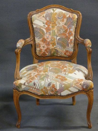 Paire de fauteuils cabriolets en bois mouluré,...