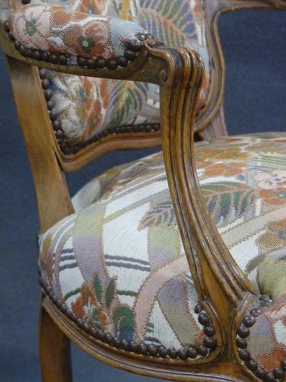 Paire de fauteuils cabriolets en bois mouluré,...