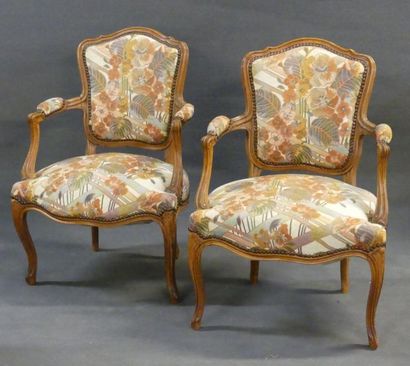 Paire de fauteuils cabriolets en bois mouluré,...