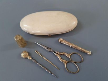 Nécessaire de couture en ivoire et instruments...