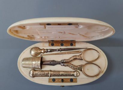 Nécessaire de couture en ivoire et instruments...