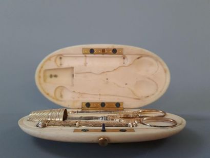 Nécessaire de couture en ivoire et instruments...
