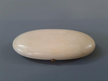 Nécessaire de couture en ivoire et instruments...