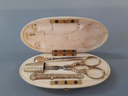 Nécessaire de couture en ivoire et instruments...
