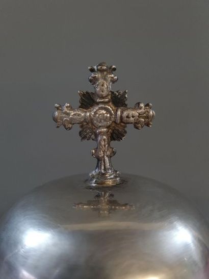 Ciboire en argent, intérieur doré, à décor...