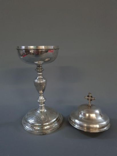 Ciboire en argent, intérieur doré, à décor...