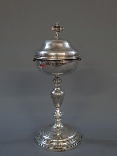 Ciboire en argent, intérieur doré, à décor...