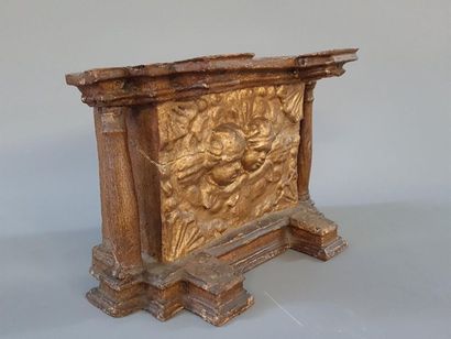 Petit autel en applique en bois et stuc doré,...