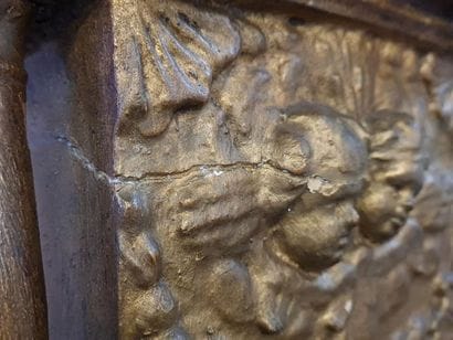 Petit autel en applique en bois et stuc doré,...