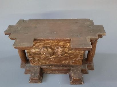 Petit autel en applique en bois et stuc doré,...