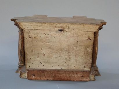 Petit autel en applique en bois et stuc doré,...