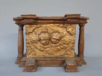 Petit autel en applique en bois et stuc doré,...