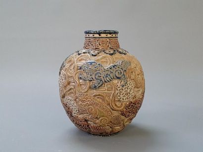 Vase en grès , décor en relief de chien de...
