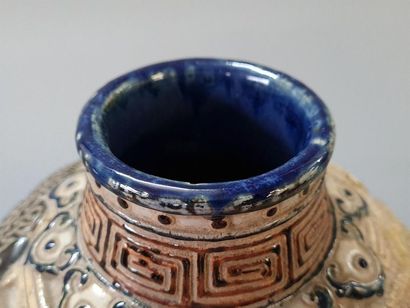 Vase en grès , décor en relief de chien de...