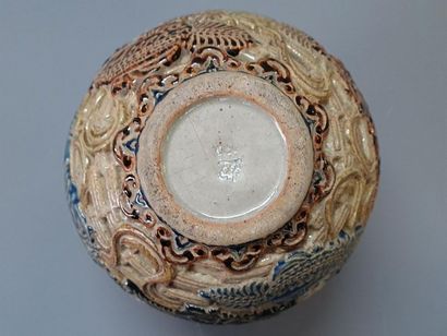 Vase en grès , décor en relief de chien de...
