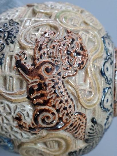 Vase en grès , décor en relief de chien de...
