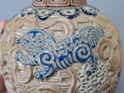 Vase en grès , décor en relief de chien de...