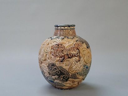 Vase en grès , décor en relief de chien de...