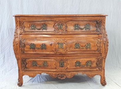Commode provençale en noyer sculpté, ouvrant...