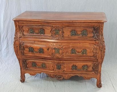 Commode provençale en noyer sculpté, ouvrant...
