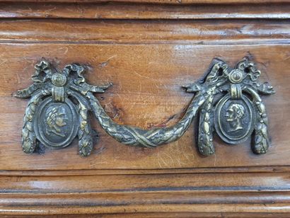 Commode provençale en noyer sculpté, ouvrant...