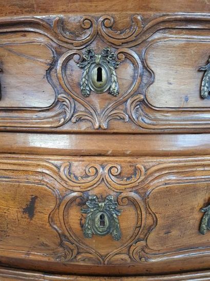 Commode provençale en noyer sculpté, ouvrant...