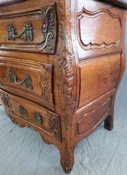Commode provençale en noyer sculpté, ouvrant...