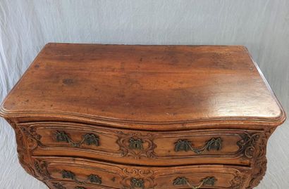 Commode provençale en noyer sculpté, ouvrant...
