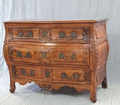 Commode provençale en noyer sculpté, ouvrant...