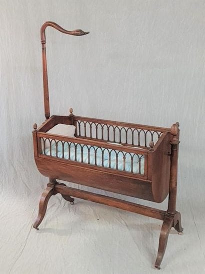Cradle in walnut, swan neck
XIX° century.
174...