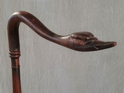 Cradle in walnut, swan neck
XIX° century.
174...