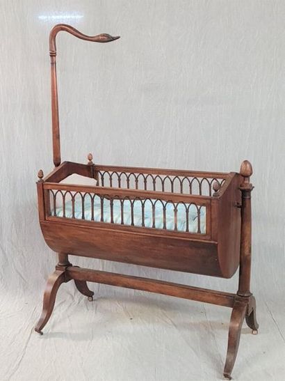 Cradle in walnut, swan neck
XIX° century.
174...