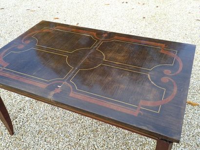 Table années 40 en placage marqueté , une...