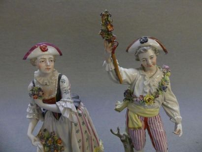 Allemagne XIX°: Couple d'arlequins en porcelaine.
H:...