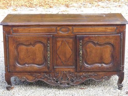 Buffet bas en bois sculpté , ceinture à décor...