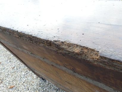 Buffet bas en bois sculpté , ceinture à décor...