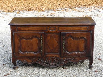 Buffet bas en bois sculpté , ceinture à décor...