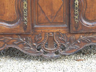 Buffet bas en bois sculpté , ceinture à décor...