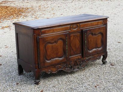 Buffet bas en bois sculpté , ceinture à décor...