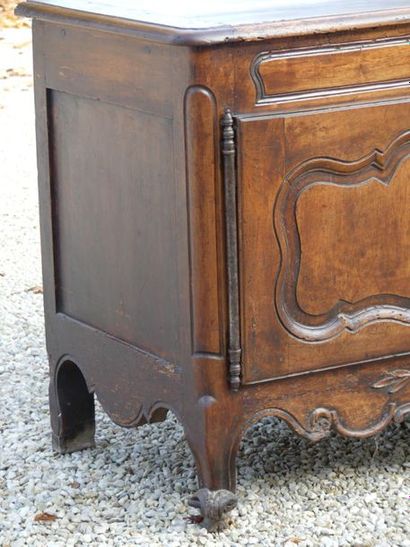 Buffet bas en bois sculpté , ceinture à décor...