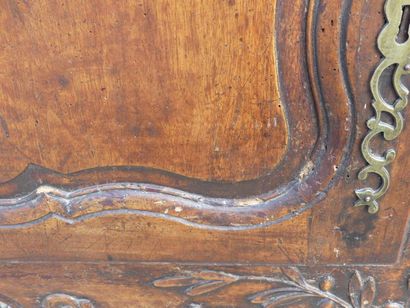 Buffet bas en bois sculpté , ceinture à décor...