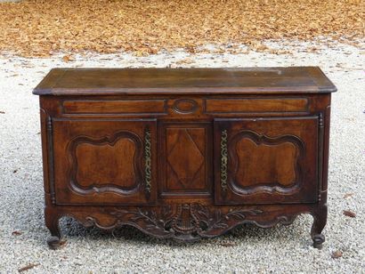 Buffet bas en bois sculpté , ceinture à décor...