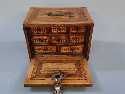 Coffret aux épices en marqueterie.
France...