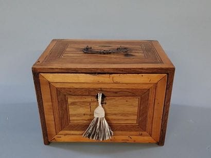 Coffret aux épices en marqueterie.
France...