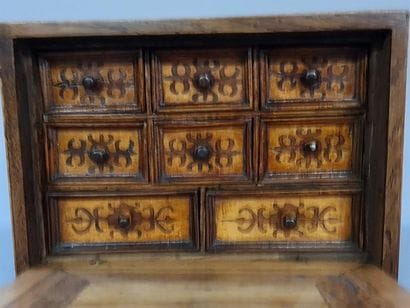 Coffret aux épices en marqueterie.
France...