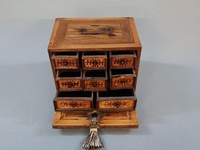 Coffret aux épices en marqueterie.
France...