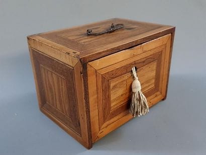 Coffret aux épices en marqueterie.
France...