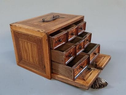 Coffret aux épices en marqueterie.
France...