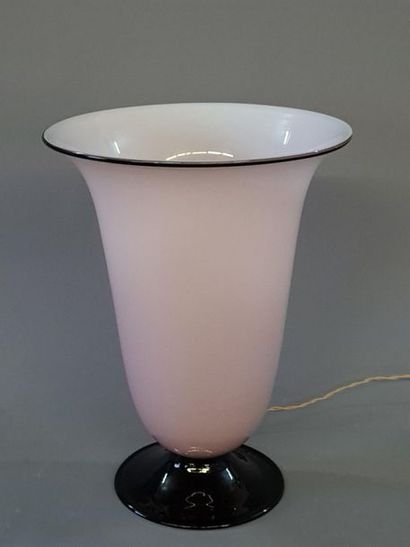 Lampe cornet en verre opalin rose et noir.
Art...